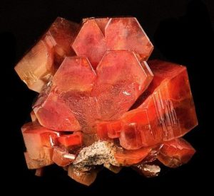 Ванадинит в гексагональных кристаллах