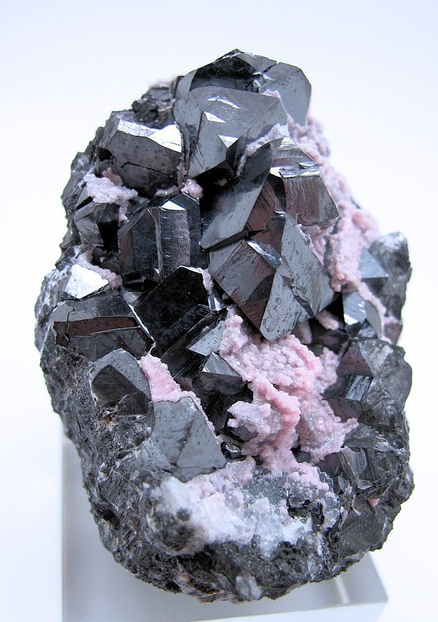 Группа кристаллов алабандита