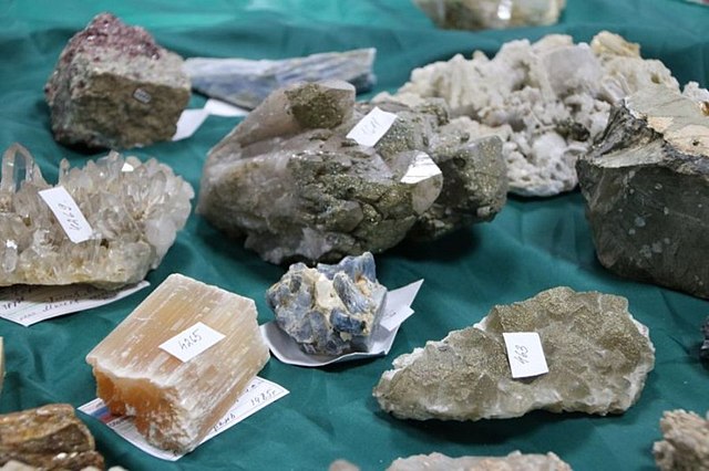 Экспонаты в музее минералов