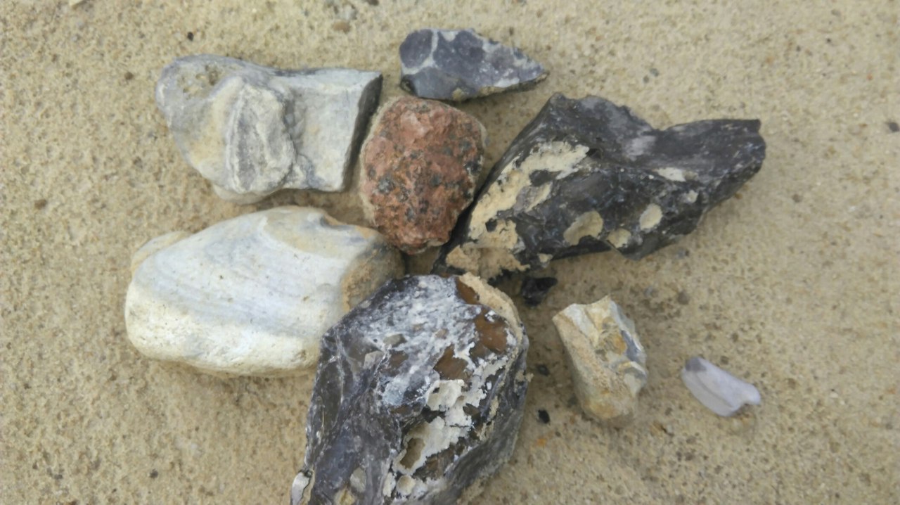 Камни из речного песка