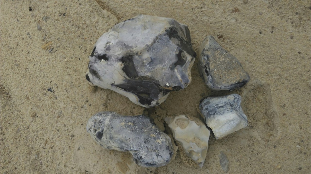 Камни из речного песка